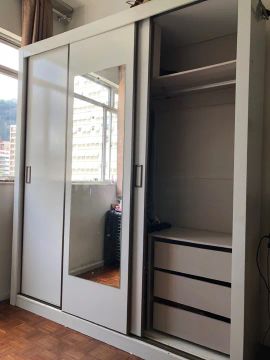 Guarda-roupa branco de correr com espelho