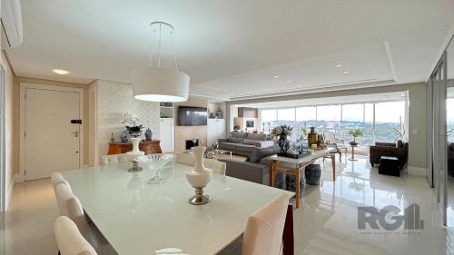 Apartamento semi-mobiliado de três dormitórios, três suítes, sendo a master com closet e b