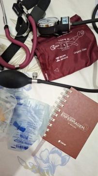Kit enfermagem, aparelho de pressão arterial manual, estetoscópio e medido de chicote.