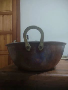 Panela de cobre antiga com alça de metal