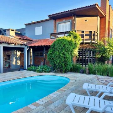 Casa à venda no Laranjal, Pelotas, RS. 295 m², 4 dorms, 1 suíte, 4 vagas, piscina, lareira