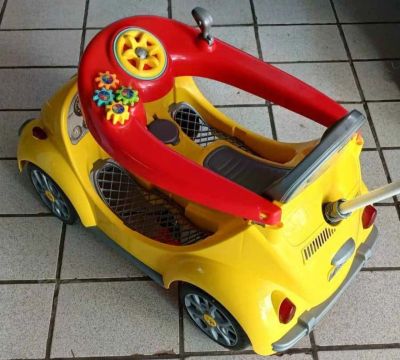 Vendo Carrinho Passeio semi novo modelo Fusca 