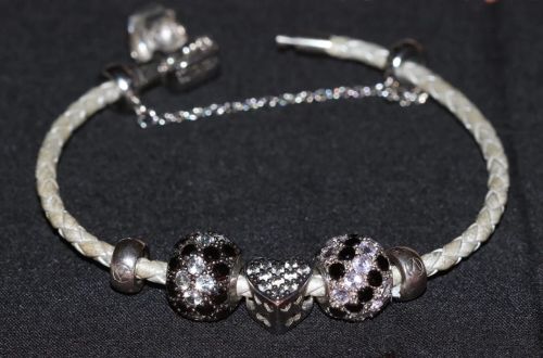 Pulseira de couro trançado com berloques