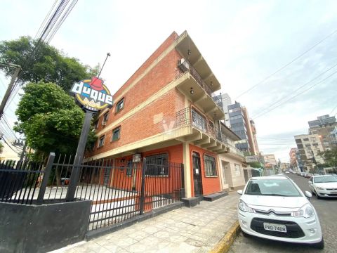 Apartamento com quatro dormitórios sendo um suíte no centro de Santa Maria.