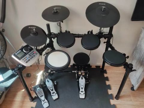 Bateria Eletrônica da ALESIS, com módulos DM8. 
