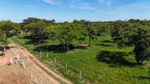 Vende-se área de 5 mil m² na saída para SP, boa localização !!!
