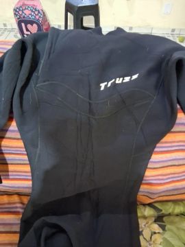 Roupa de surf ou mergulho 