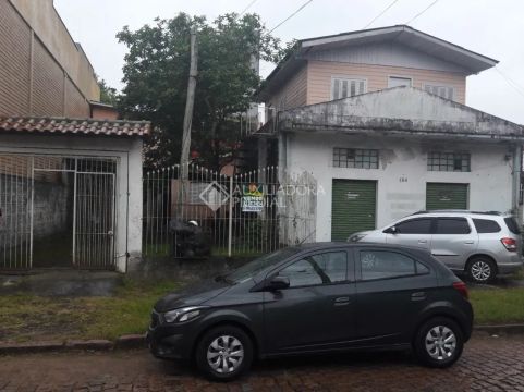 "Oportunidade Única: Terreno com 3 Residências no Bairro Anchieta"