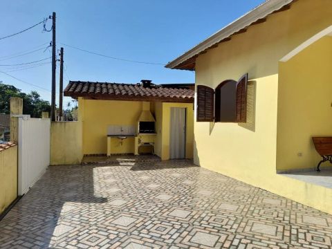 Casa em Ubatuba acomoda de 6 à 8 pessoas