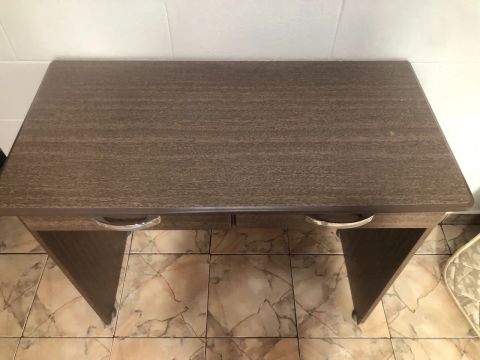 Escrivaninha em perfeito estado