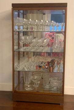 Cristaleira com portas de vidro