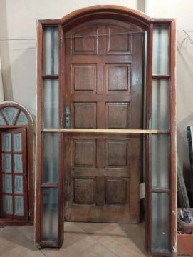Porta de madeira maciça com vidro - estilo colonial