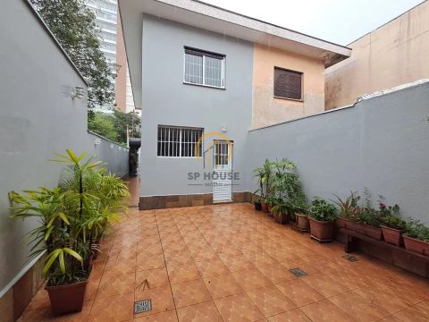 Sobrado para locação em Mirandópolis com 2 quartos, 2 vagas, 141m², quintal, churrasqueira