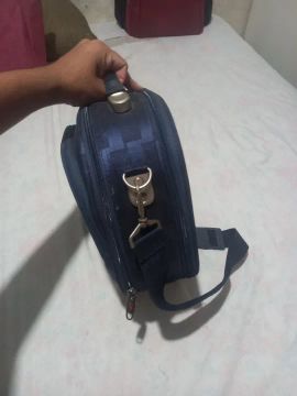 Mala de mão, com vários bolsos e  compartimentos