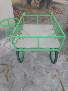 Carrinho de mão em metal verde