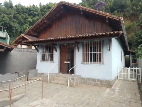 02 Casa - Várzea - Teresópolis - RJ - Excelente localização.