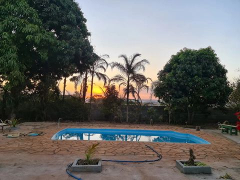Linda chácara com piscina e churrasqueira dentro do condomínio FECHADO