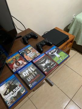 Ps4 Slim 1TB e vai dois controles e 6 jogos