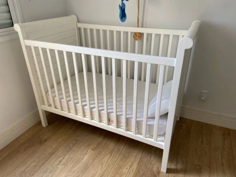 Berço Branco de Madeira e colchão 