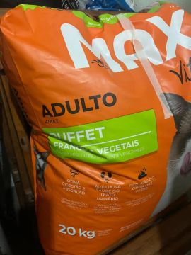 Ração pra gatos max vitta ração premium 20 kilos deve ter uns 18 kilos inteiros..