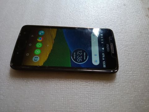 Moto G5 - 32 GB armazenamento e 2 Memória Ram- Vai com outra bateria meia vida e Carregado