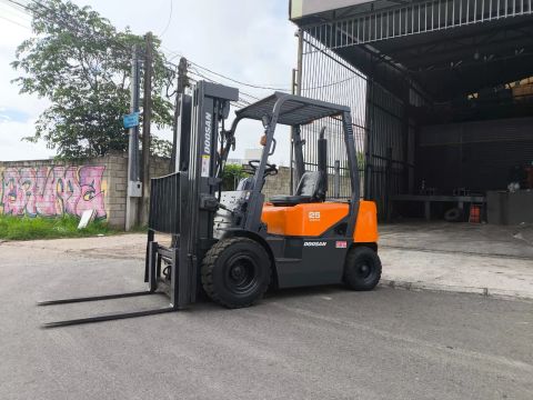EMPILHADEIRA DOOSAN 2.5 KG DIESEL TORRE TRIPLEX ANO 2009 REPASSE VENDIDA NO ESTADO 
