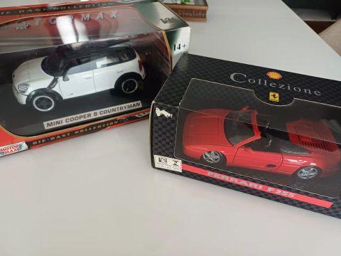 Duas miniaturas na caixa