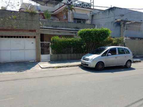 02 residências + balneário com churrasqueira, Uma no térreo outra andar superior
