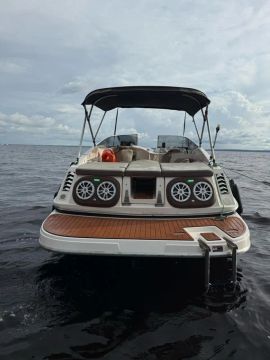 Lancha impecável para seus momentos de lazer!