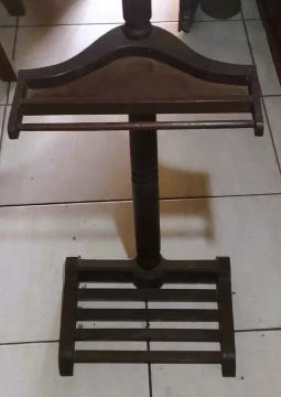 Lindo antigo Mancebo Cabideiro Madeira Maciça escurecida bandeja perfumeira *Descrição