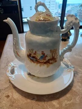 Linda jarra com prato. Porcelana Limoges.