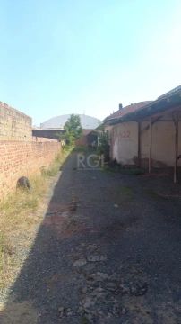 Terreno a venda em Porto Alegre, bairro Sta Maria Goretti, medindo 400m². Muito bem locali