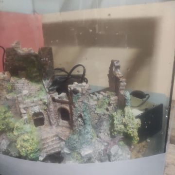 Aquário com decoração de castelo
