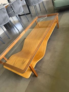 Mesa de centro em madeira com tampo de vidro