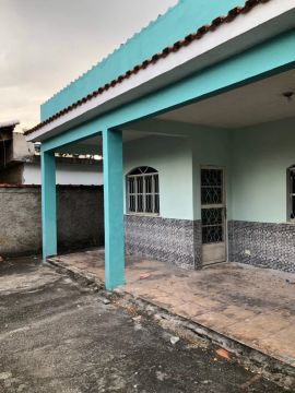Ótima casa com quintal e garagem