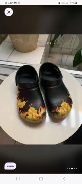 Chinelos Crocs com estampa de chamas