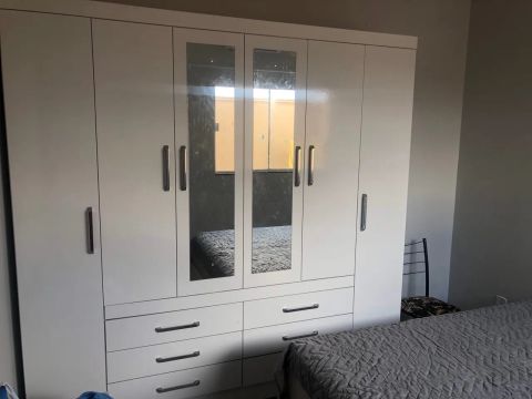 Guarda-roupa de casal branco com espelho já desmontado