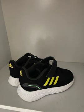 Tênis Adidas Preto com Detalhes Amarelos