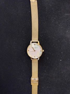 Relógio feminino dourado com pulseira de malha