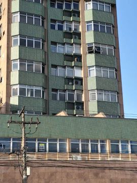SALA DE FRENTE COM TERRAÇO NA ASSIS BRASIL