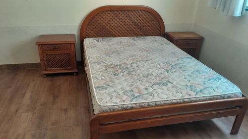 Kit cabeceira com cama e cômoda. 