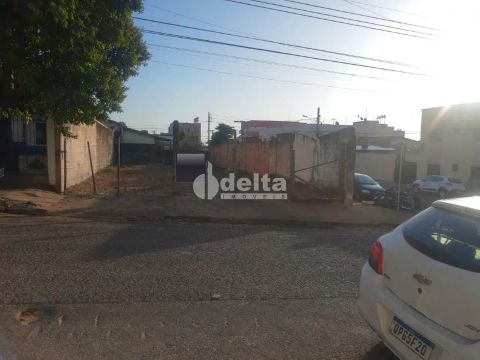 Terreno disponível para venda no bairro Martins em Uberlândia-MG