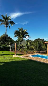 Vende-se ou aluga-se maravilhosa chácara perto de Cuiabá, completa. 300m² de área construí