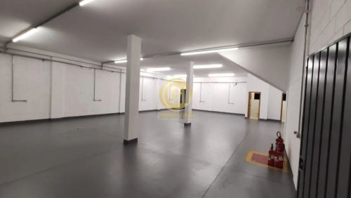 Imóvel para aluguel possui 210 metros quadrados em Jardim Santa Maria - Jacareí - SP