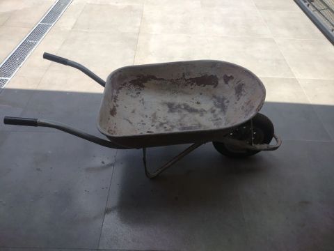 Carrinho de mão usado 100,00