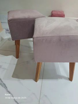 Dois Puff's de madeira Rose 