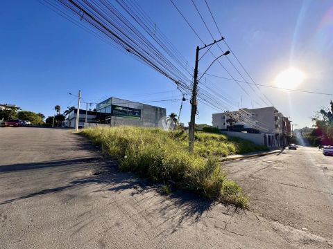 Terreno de esquina no bairro N. Sra de Lourdes