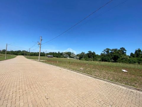 Terreno plano com sol da manhã, em Linha Santa Cruz