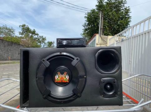 Caixa de som selada com rádio 