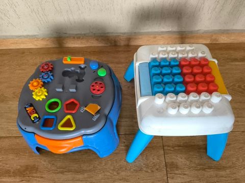 Mesa de atividades e blocos de montar para crianças